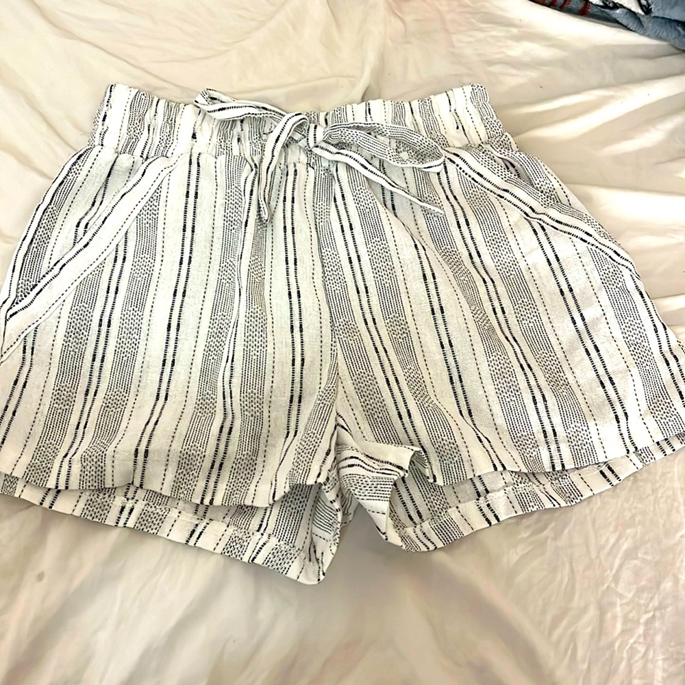 Beach like shorts with stripes and scrunched waist band